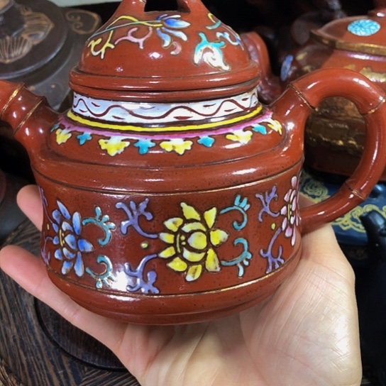 茶壶紫砂原矿泥料手工制作的一把紫砂壶。
