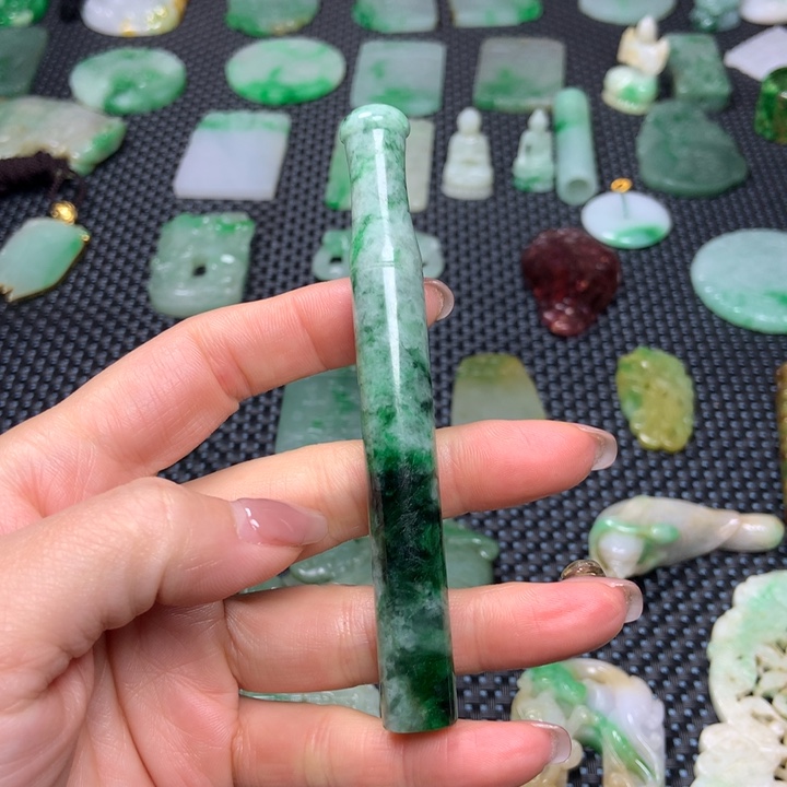 翡翠挂件未镶嵌……