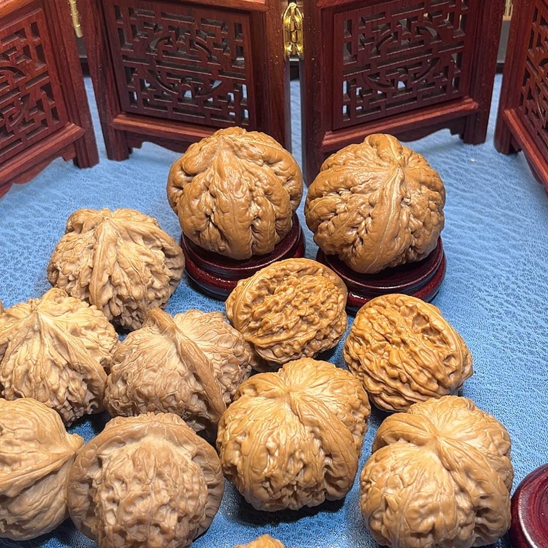 精***桃白狮子，白狮子白……