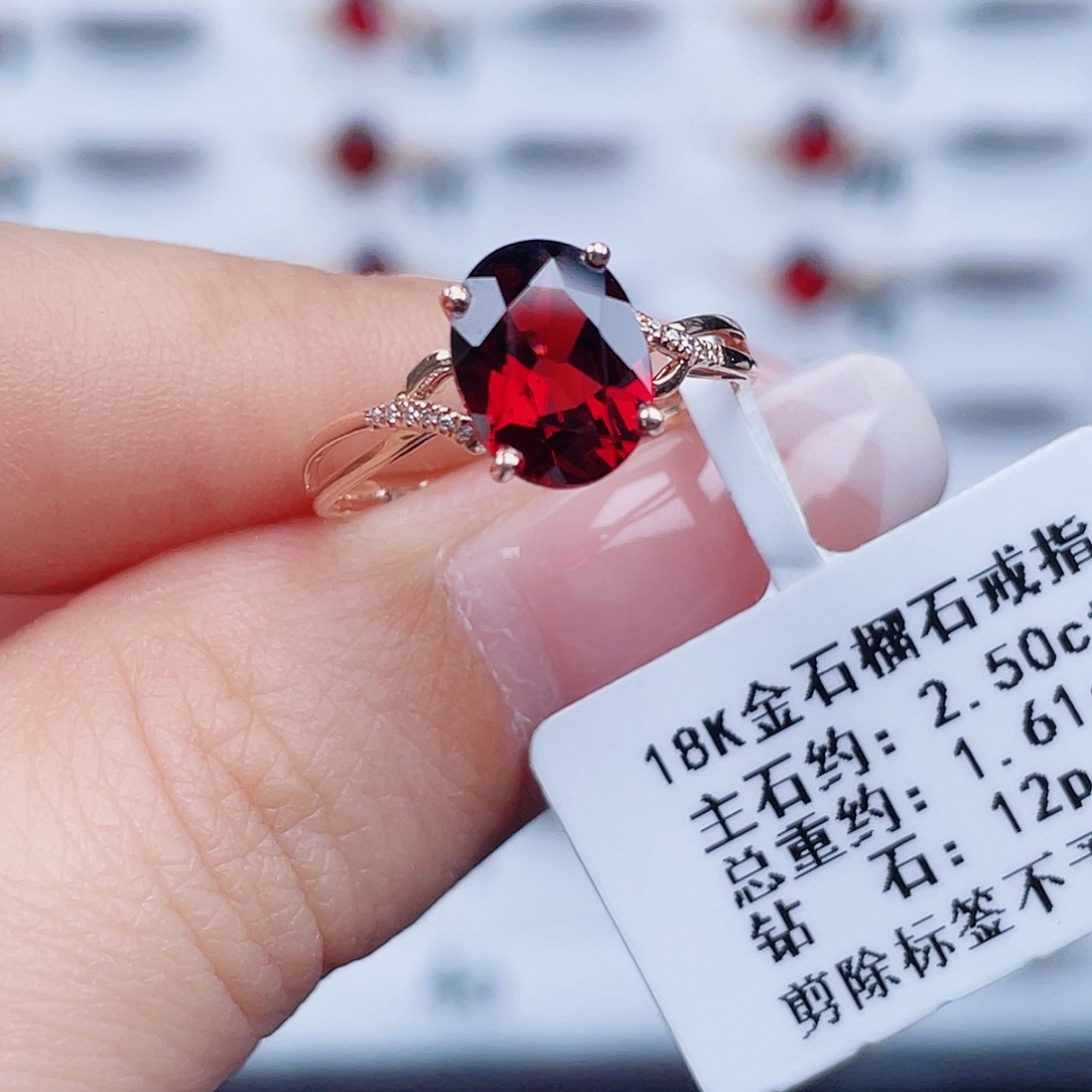 18K金镶嵌石榴石戒指