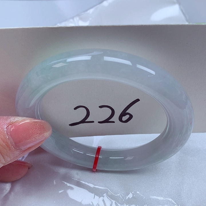 翡翠手镯未镶嵌翡翠