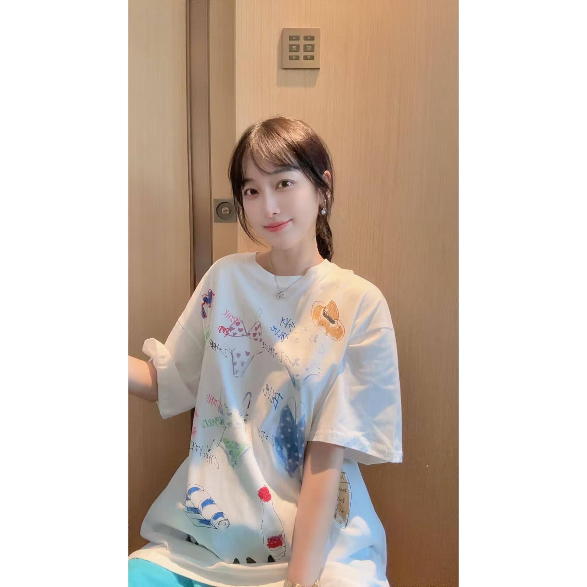 【张静芝】彩绘做旧涂鸦字母印花时髦设计感白色宽松女生T恤