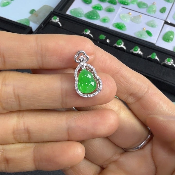 翡翠颈饰18K金镶嵌葫芦