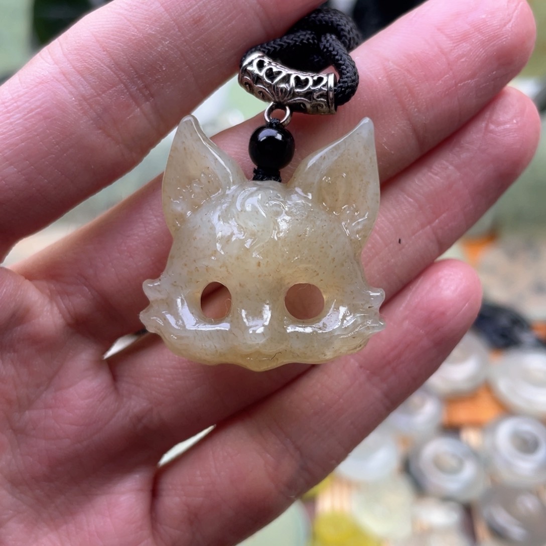 蛇纹石玉颈饰未镶嵌