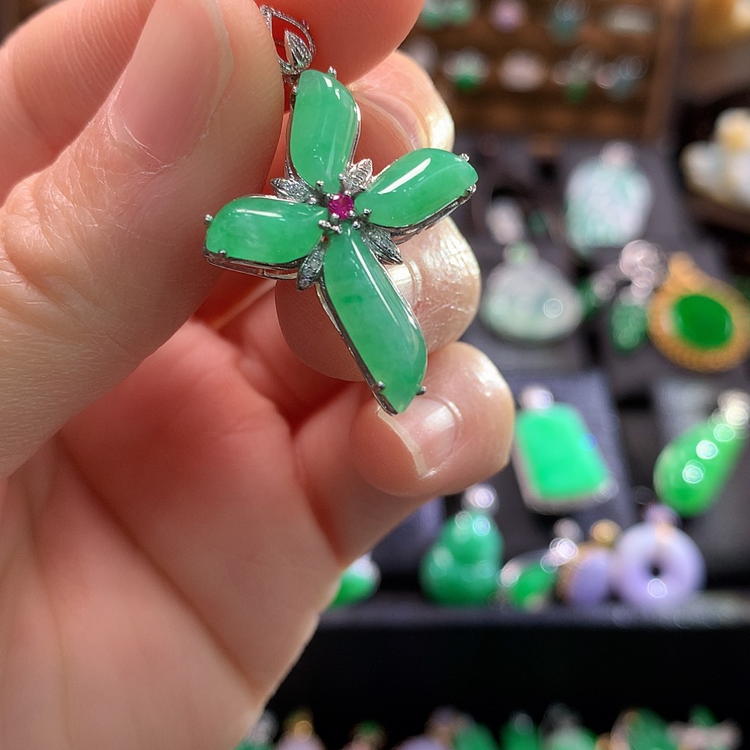 翡翠颈饰18K金镶嵌四叶草