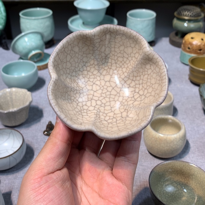 龙泉青瓷微瑕花瓣杯