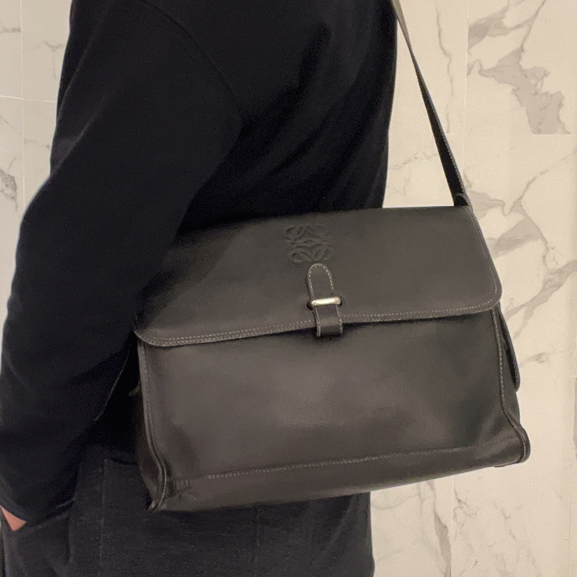 95新 LOEWE/罗意威 【涛】29PP05 黑色荔纹翻盖斜挎包