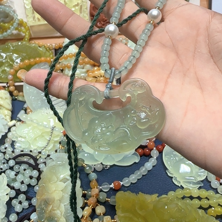 合金蛇纹石玉吊坠