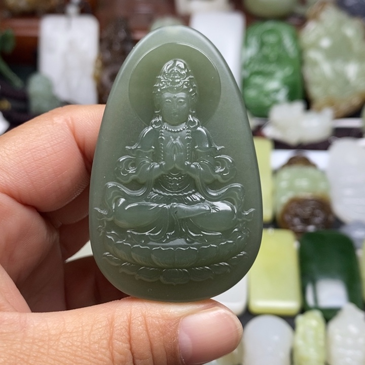 和田玉颈饰未镶嵌?**