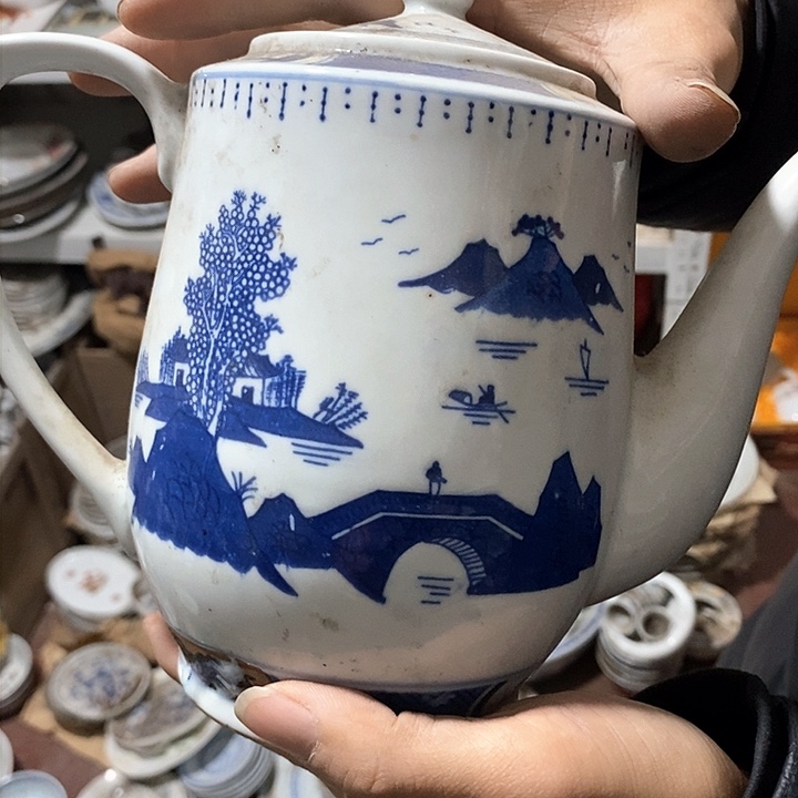 瓷片对，这个是带瑕疵的，这个是瑕疵的