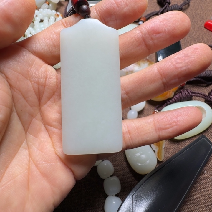 刘***鑫和田玉未镶嵌颈饰