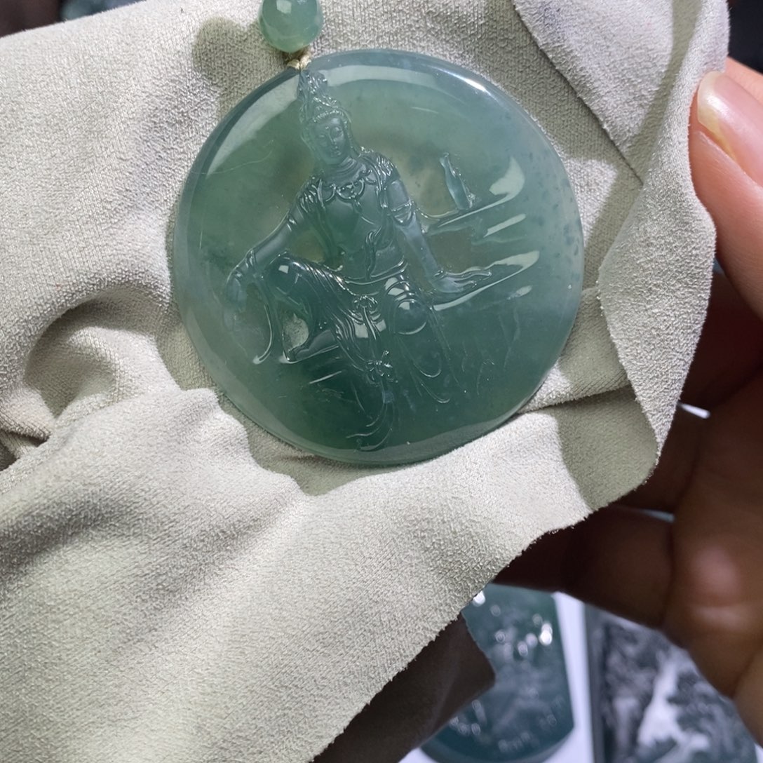 定制翡翠未镶嵌水月自在观音