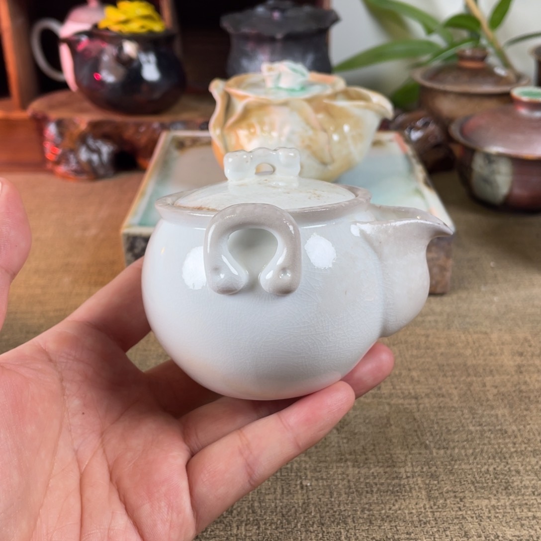 高白如意宝瓶。  容量150