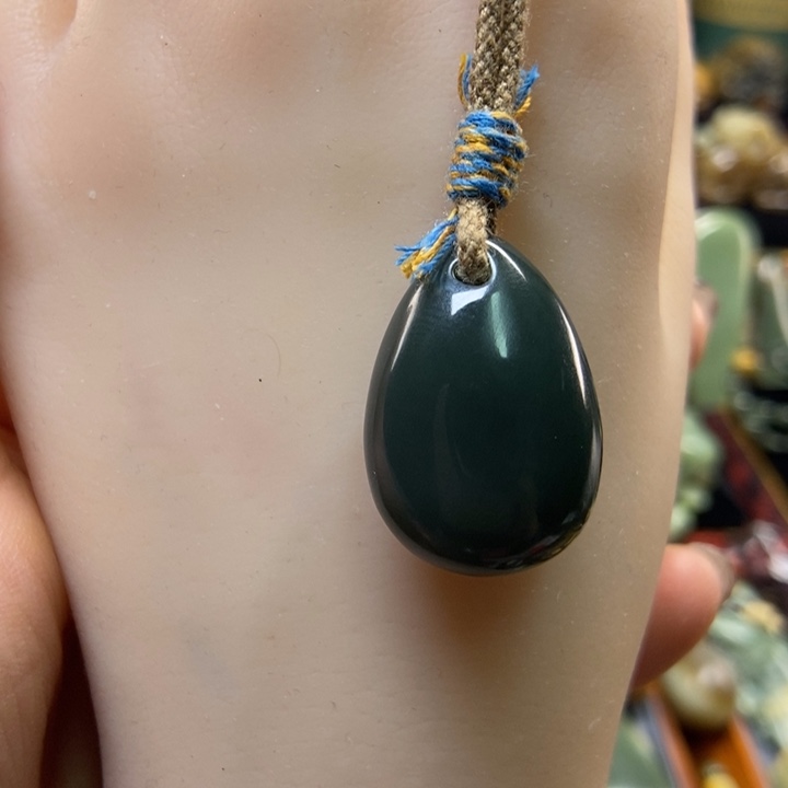 吊坠(赠链)未镶嵌岫岩老玉（透闪石质玉）