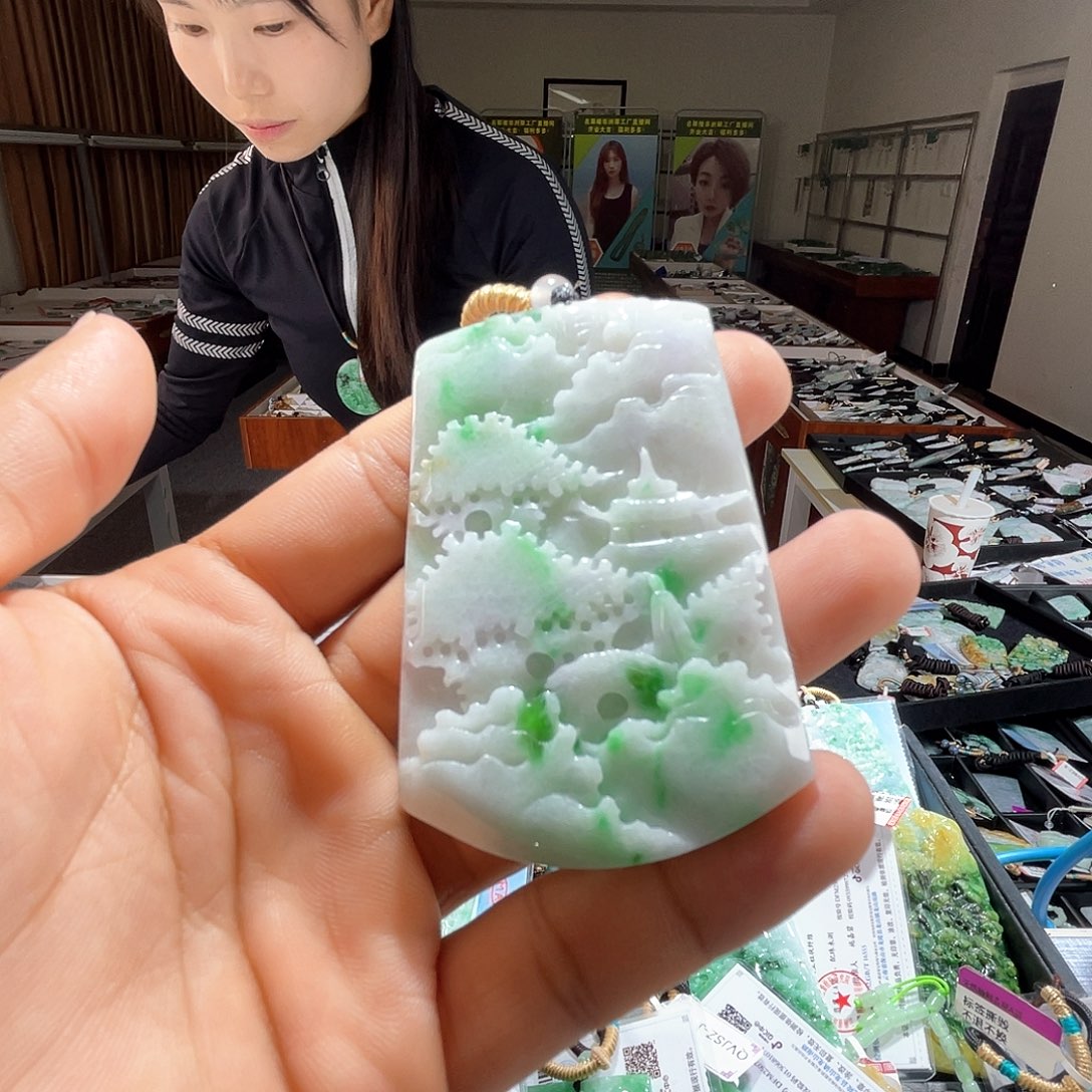 翡翠未镶嵌颈饰一