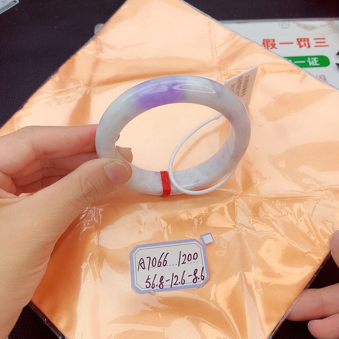 翡翠手镯未镶嵌翡翠