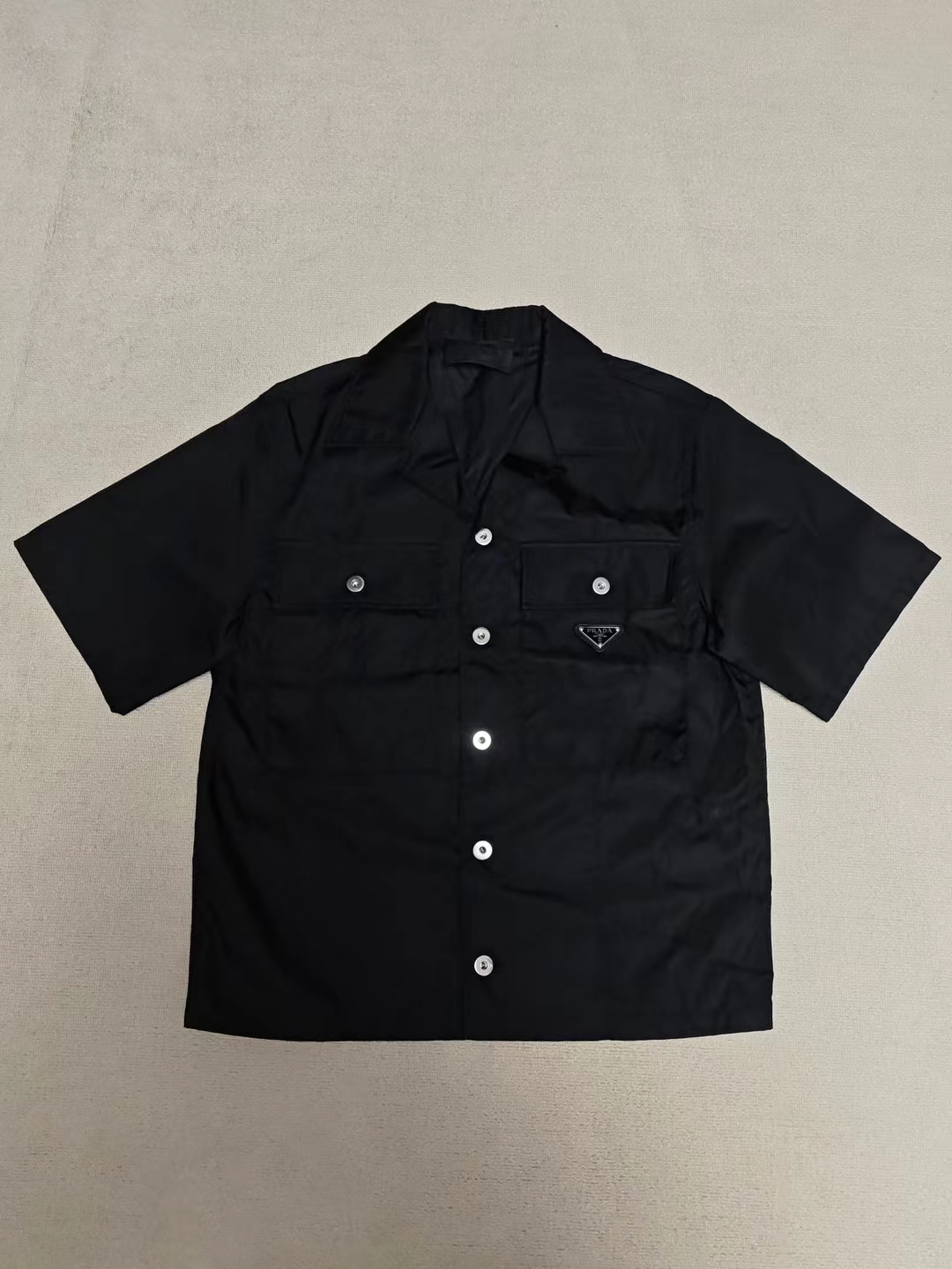 99新 Prada/普拉达 XS码 SS23 黑色金属三角徽标翻领短袖衬衫男款