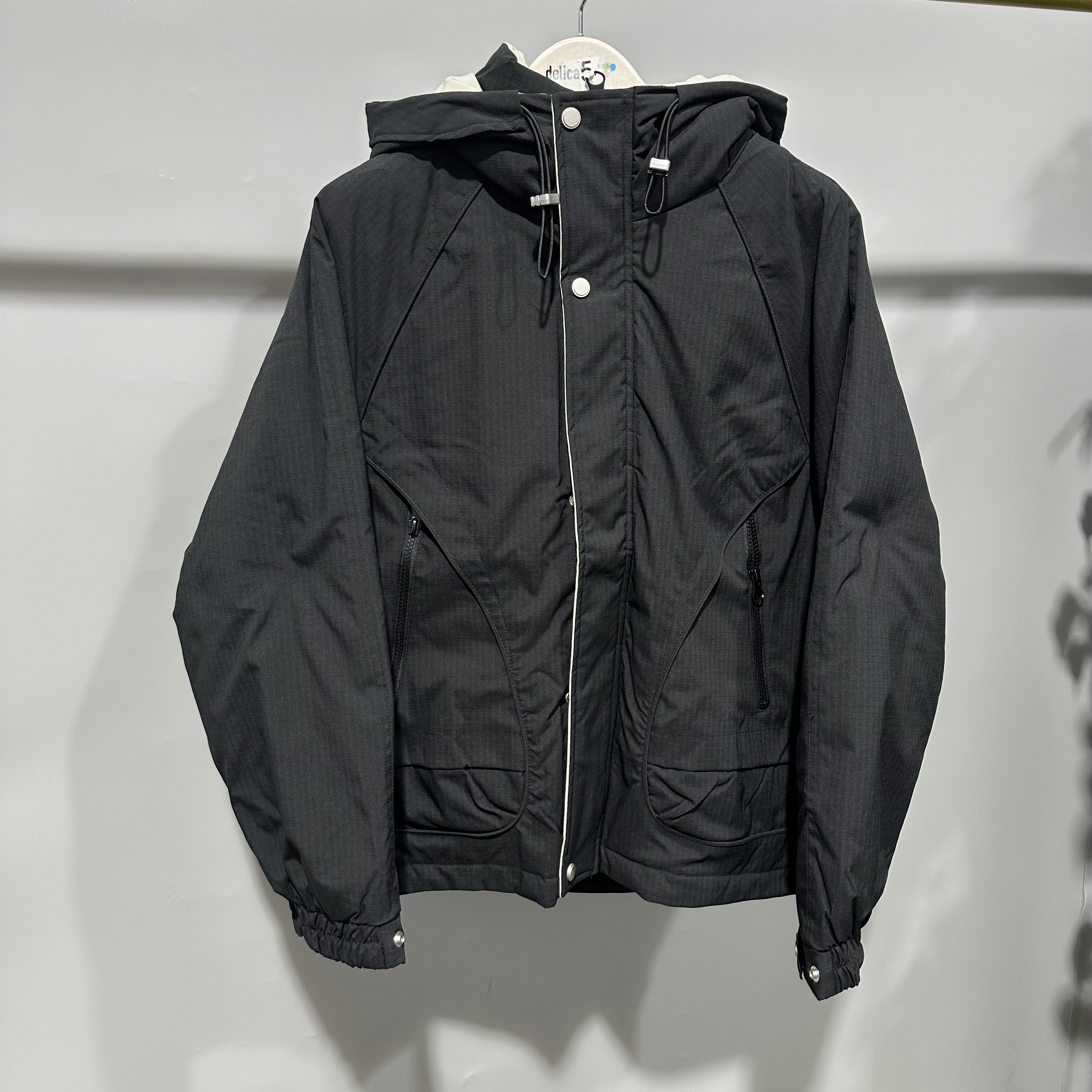 冬季男款黑色机能风可调节袖口拼接设计百搭连帽羽绒服 S1695