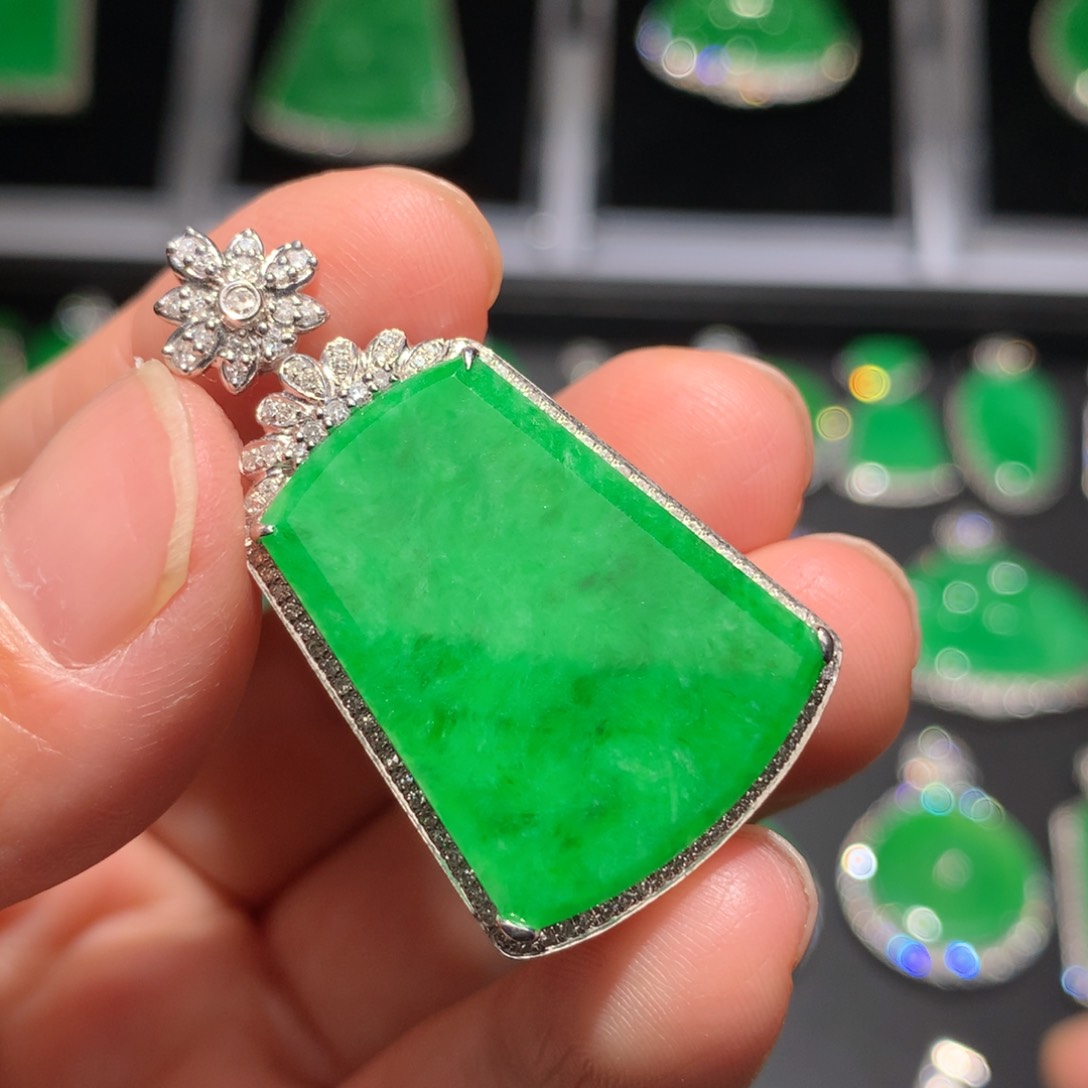 翡翠颈饰18K金镶嵌翡翠