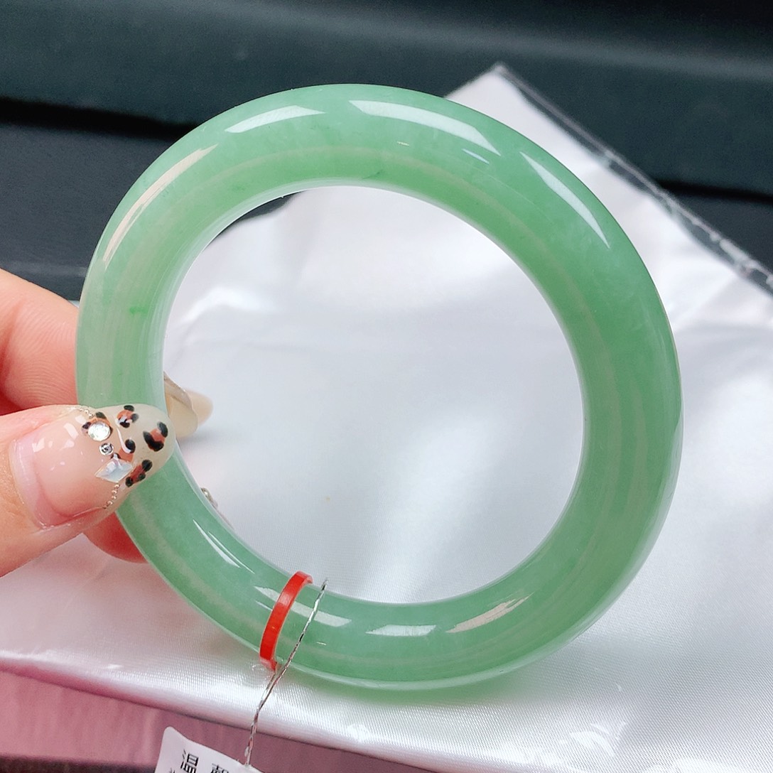 翡翠手镯未镶嵌54胖