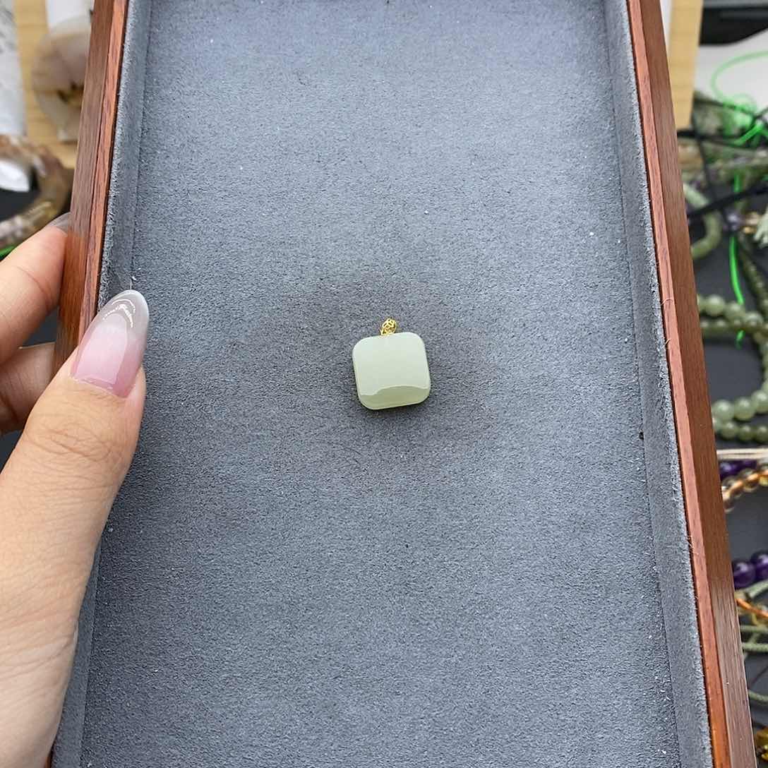 和田玉吊坠(不含链)18K金镶嵌