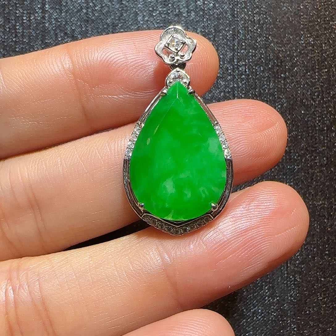 翡翠18K金镶嵌颈饰水滴