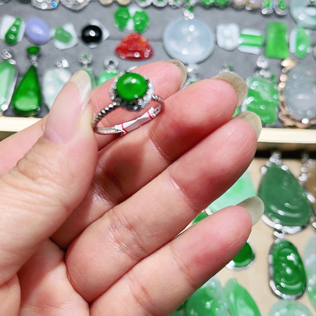 翡翠颈饰未镶嵌裸石