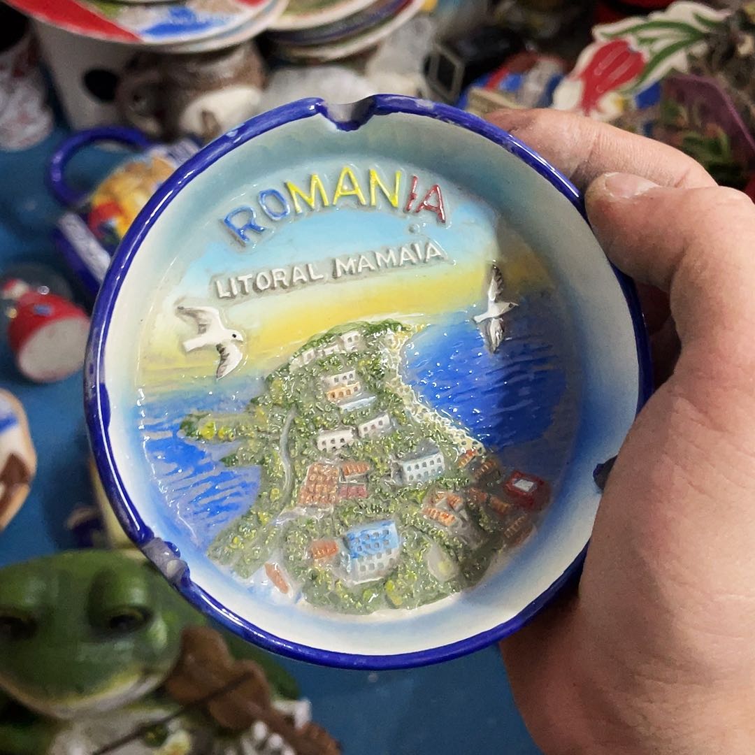 摆件   磕碰。封釉。      