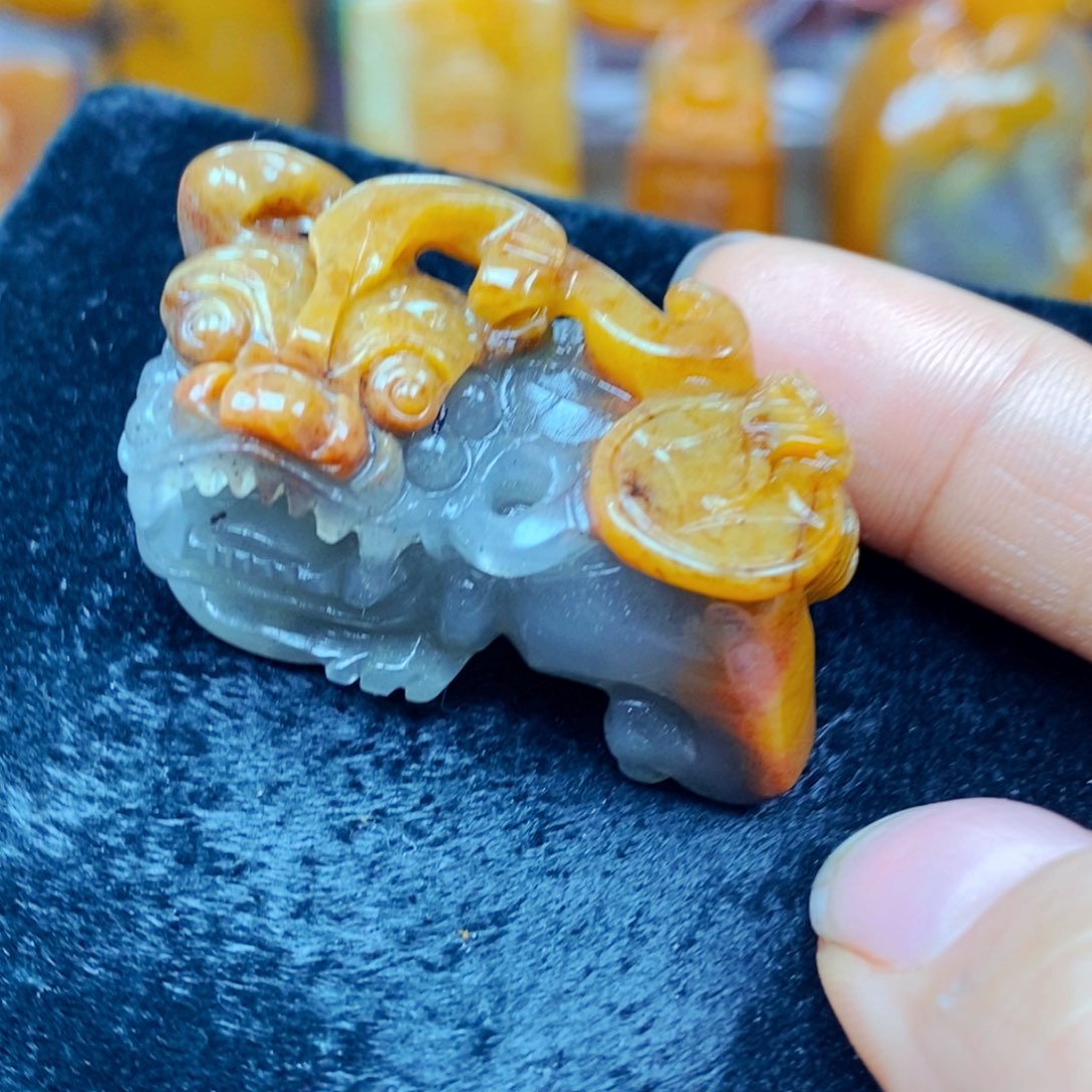未镶嵌石英质玉（黄龙玉）颈饰