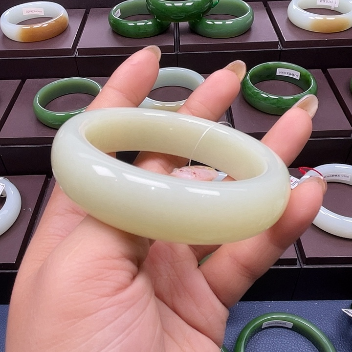 和田玉未镶嵌手镯