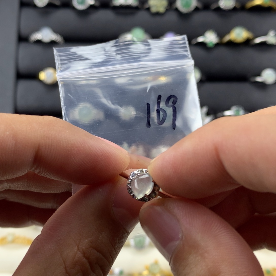 郭***！翡翠未镶嵌戒指169