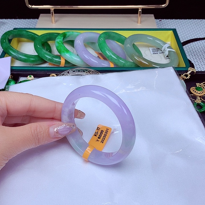 翡翠手镯未镶嵌翡翠