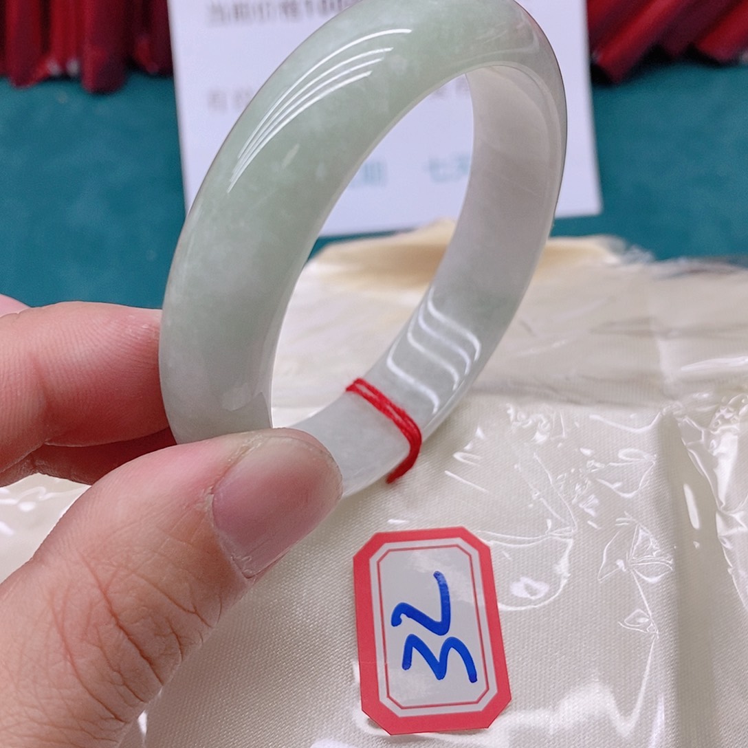 翡翠手镯未镶嵌牛*格3222222222222