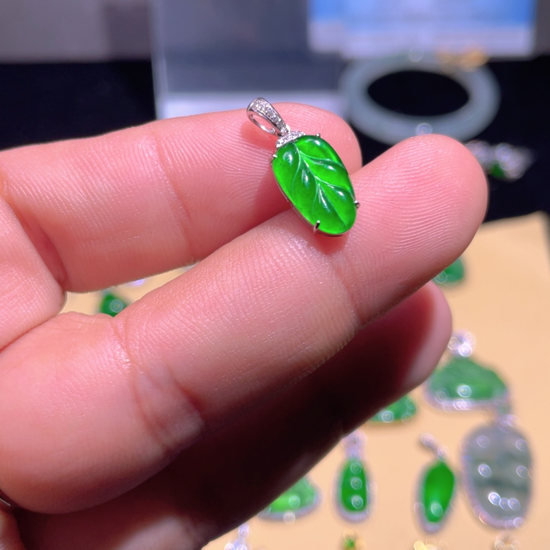 翡翠颈饰18K金镶嵌翡翠