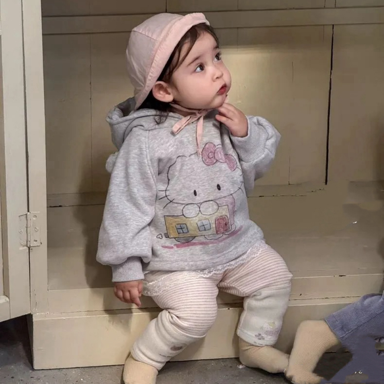 自制2025秋冬新款宝宝花灰色加绒卫衣条纹裤套装
