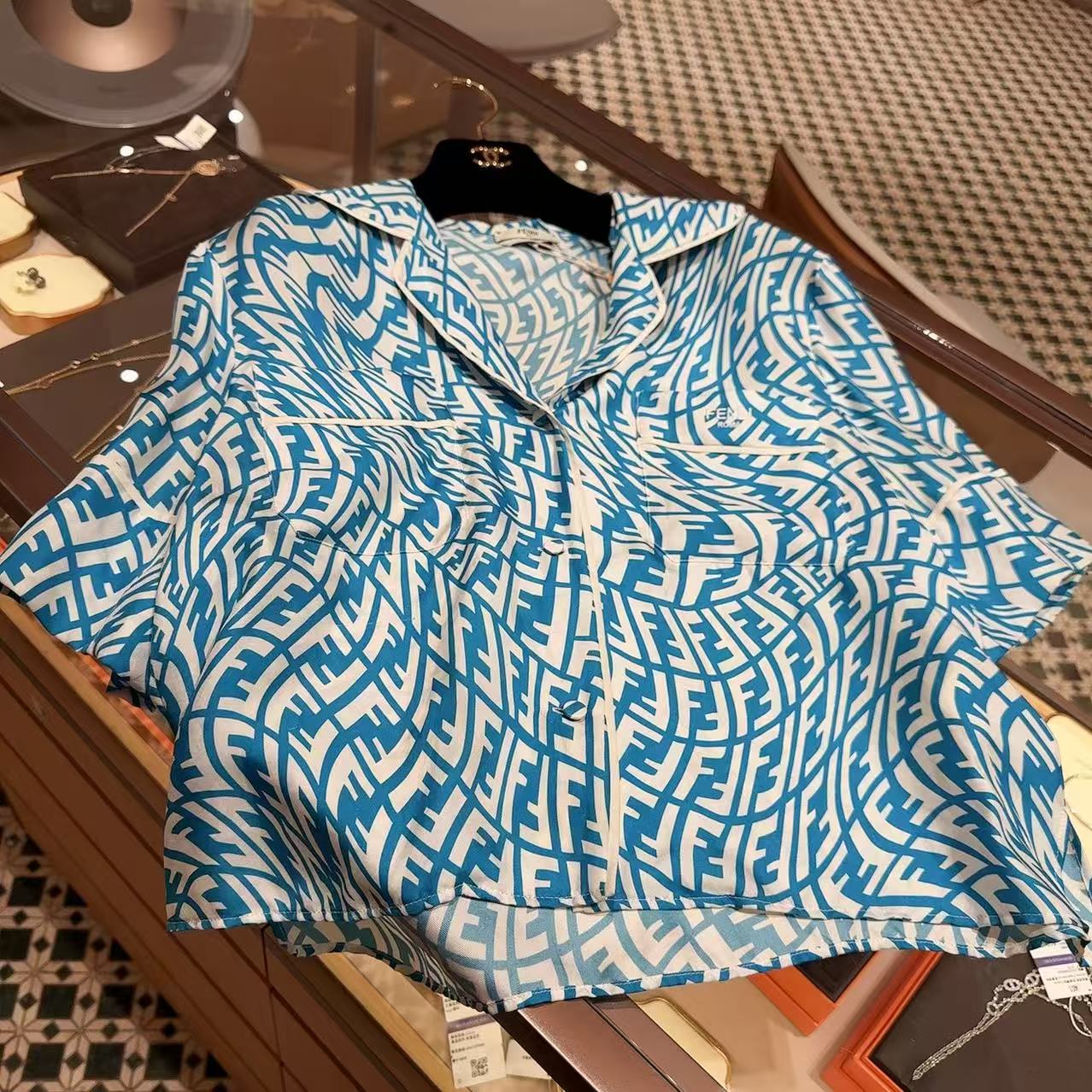 99新 FENDI/芬迪 满印扭曲logo蓝白色丝绸上衣 40码