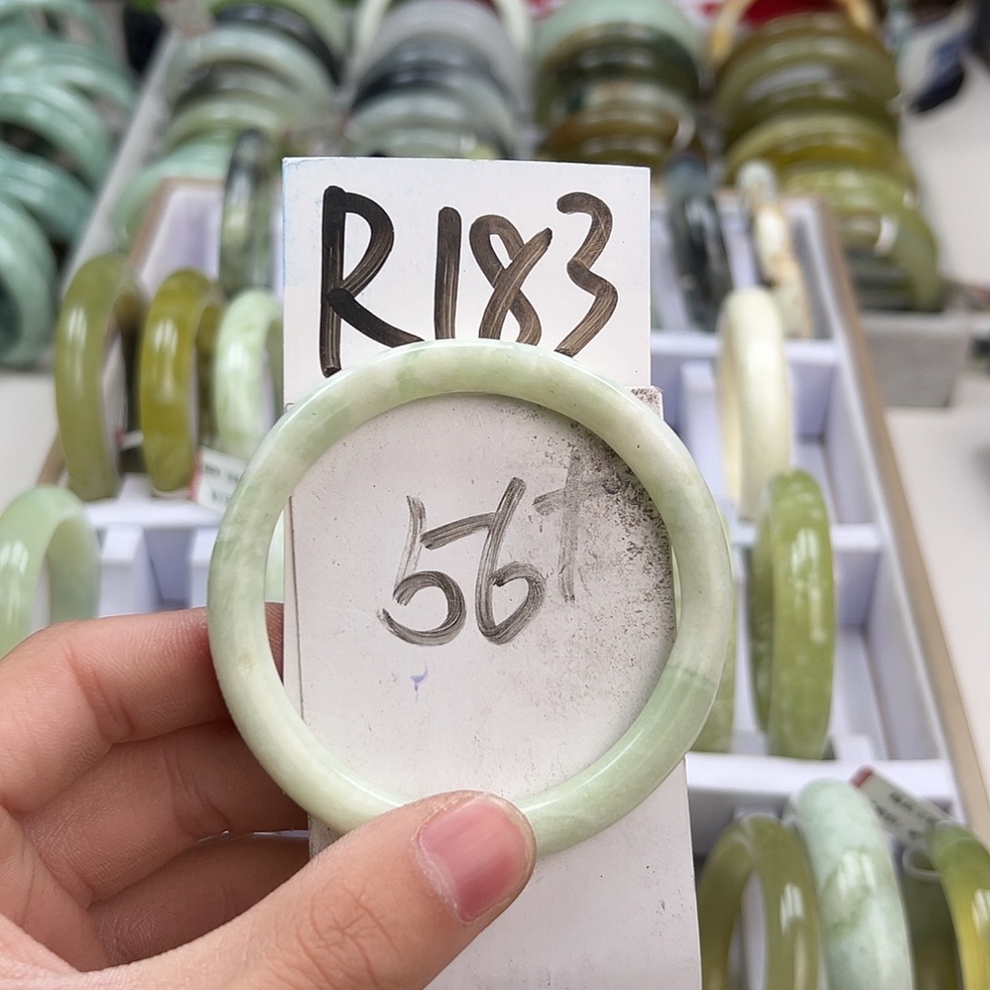 岫玉手镯未镶嵌天然岫玉微瑕，可以正常佩戴