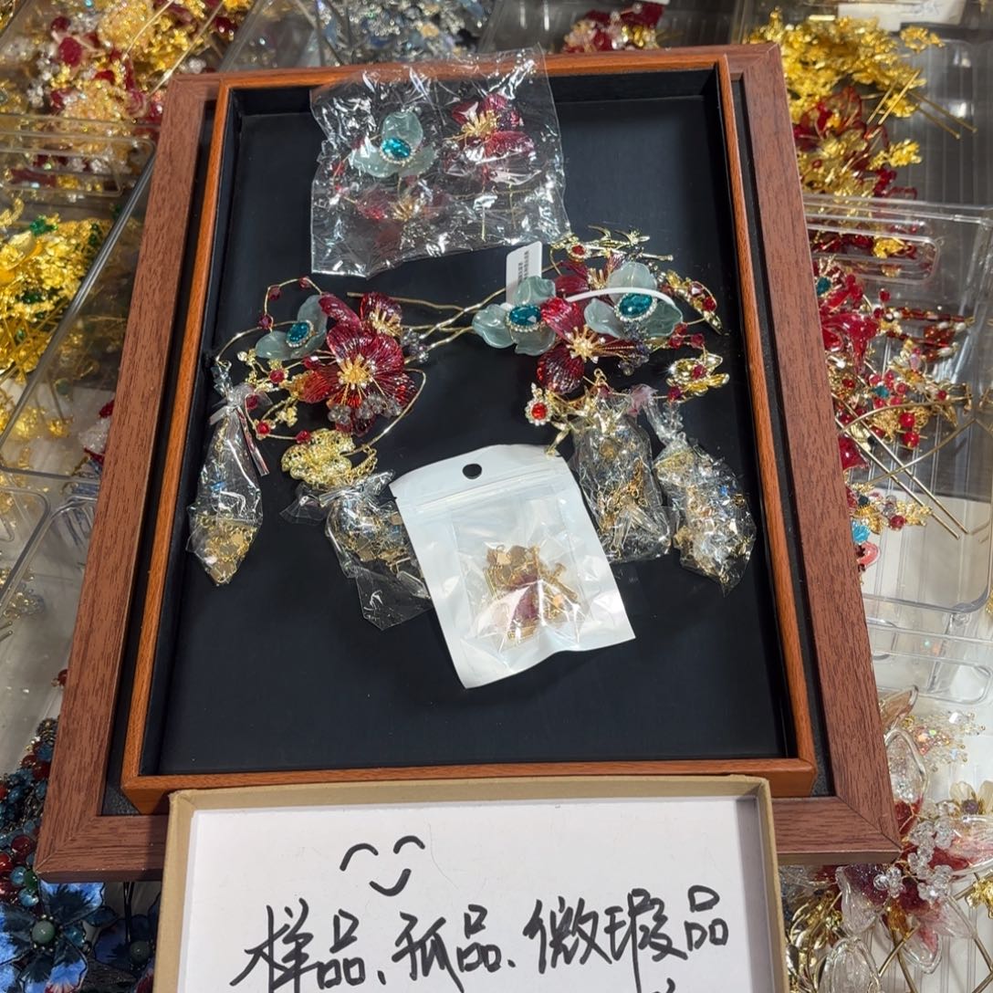 硅胶孤品红金色古装