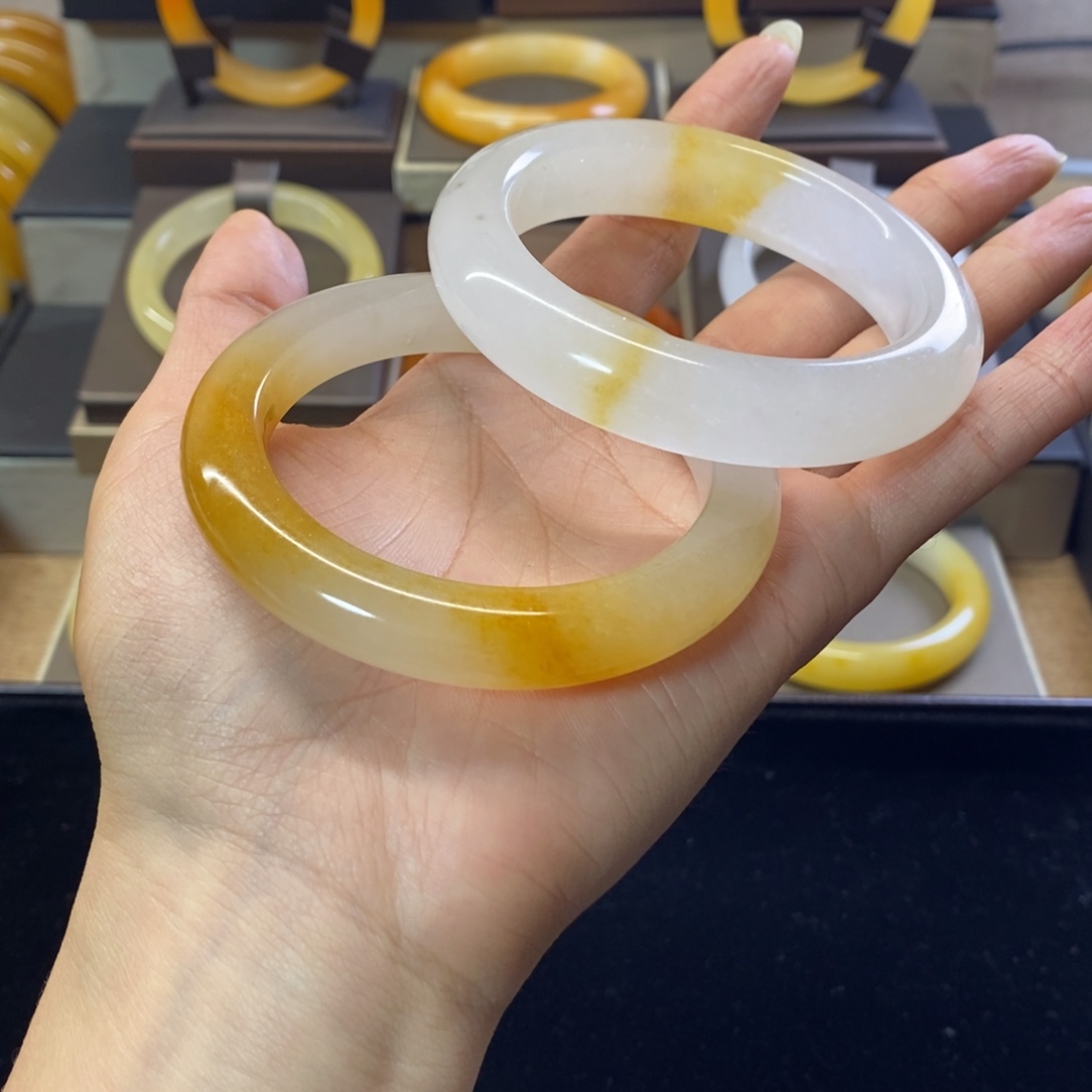 自***空石英质玉（黄龙玉）未镶嵌手镯