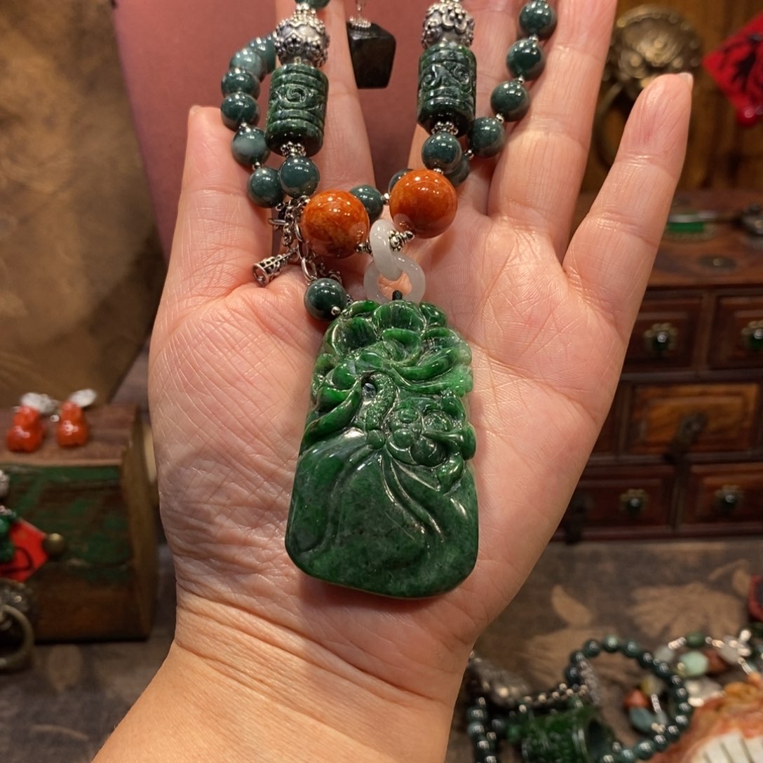 翡翠吊坠(赠链)未镶嵌