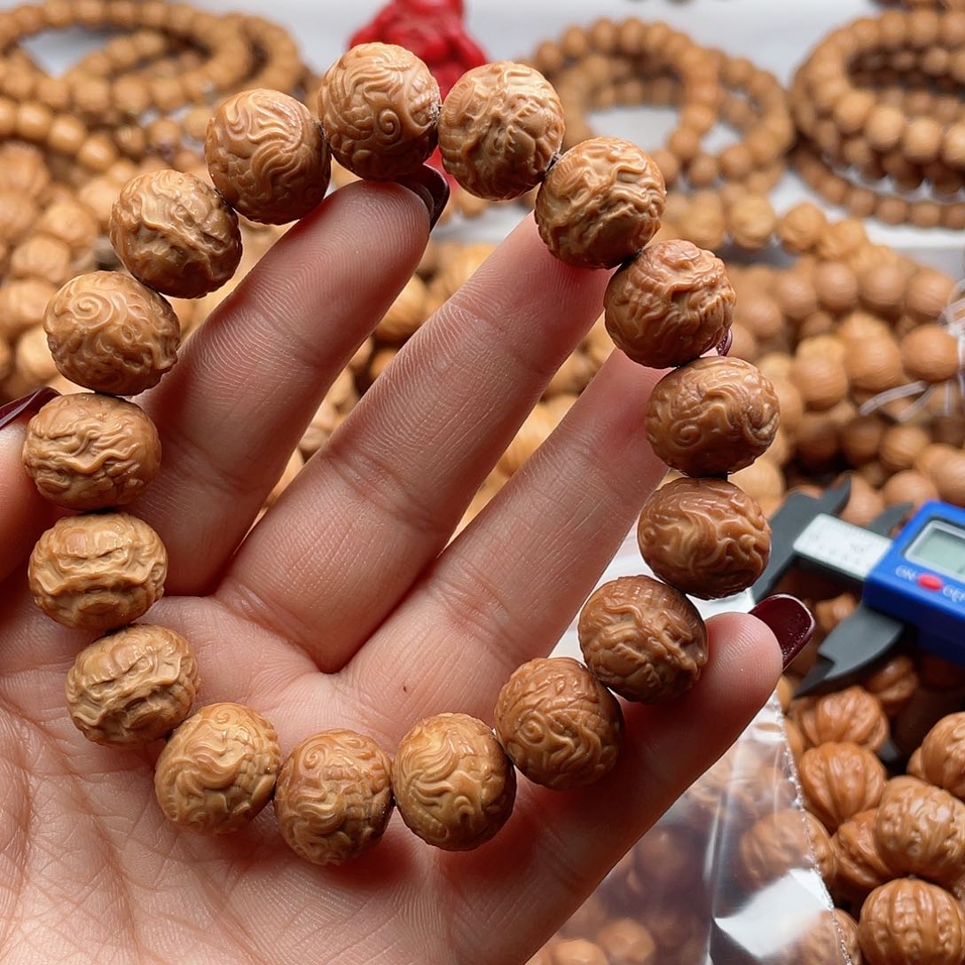 猴头核桃吊坠c*m15+微瑕龙珠