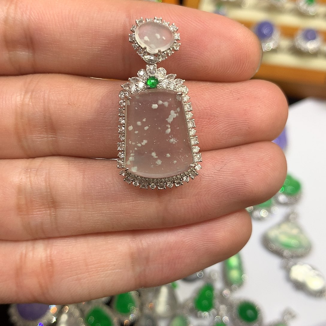 翡翠吊坠(不含链)18K金镶嵌白冰无事牌