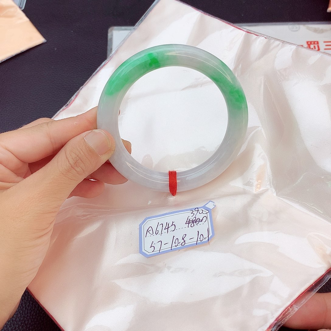 翡翠手镯未镶嵌翡翠