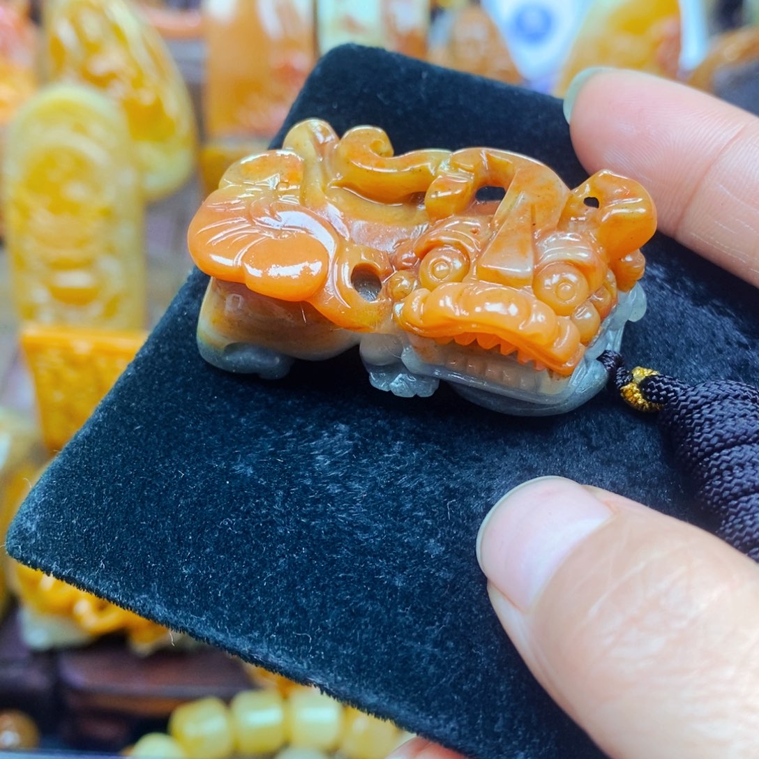 未镶嵌石英质玉（黄龙玉）颈饰