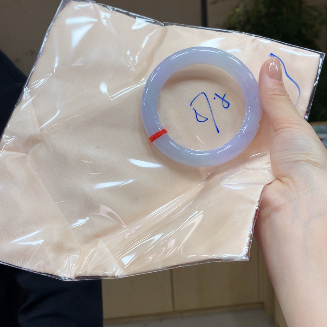 翡翠手镯未镶嵌不退不换