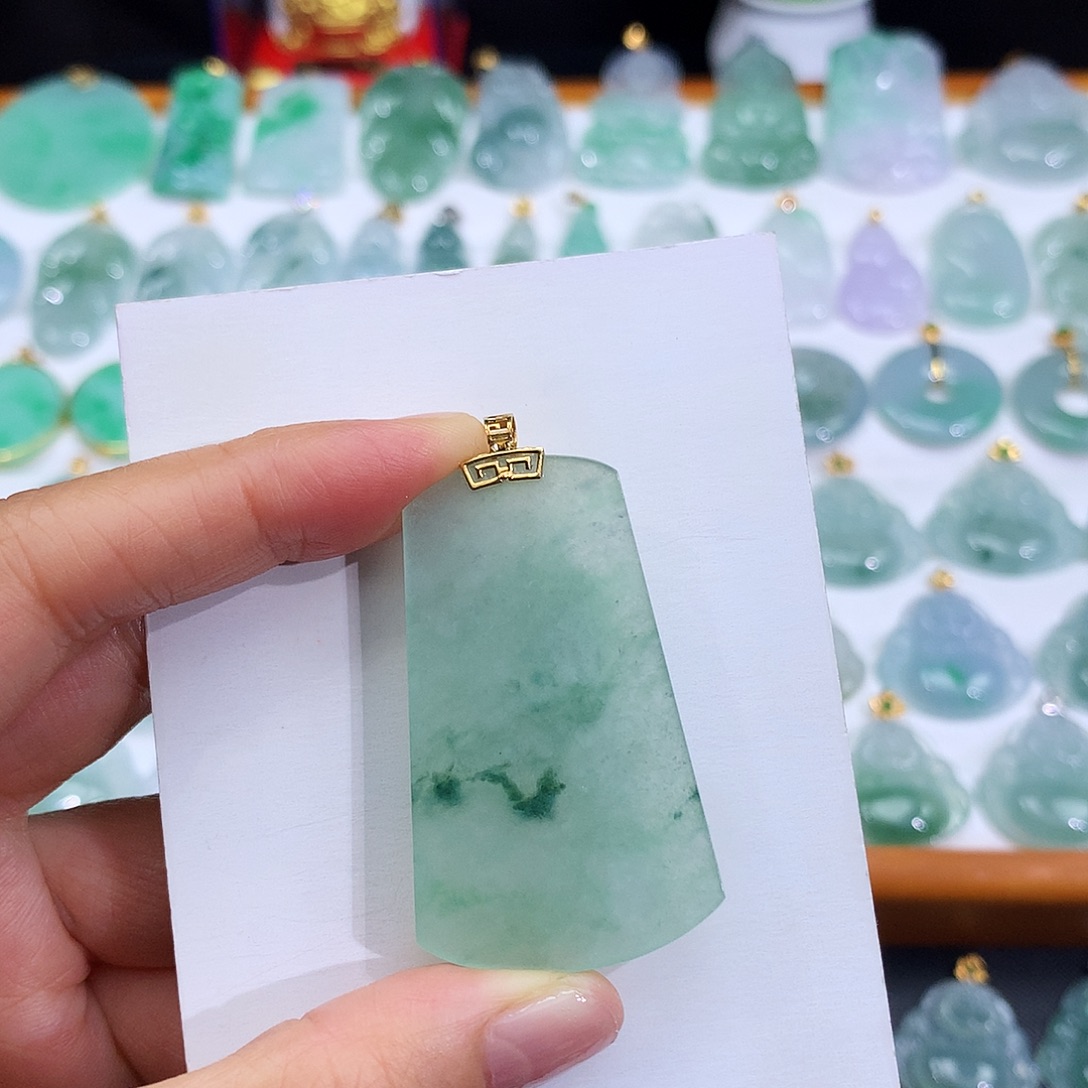 翡翠18K金镶嵌颈饰翡翠吊坠