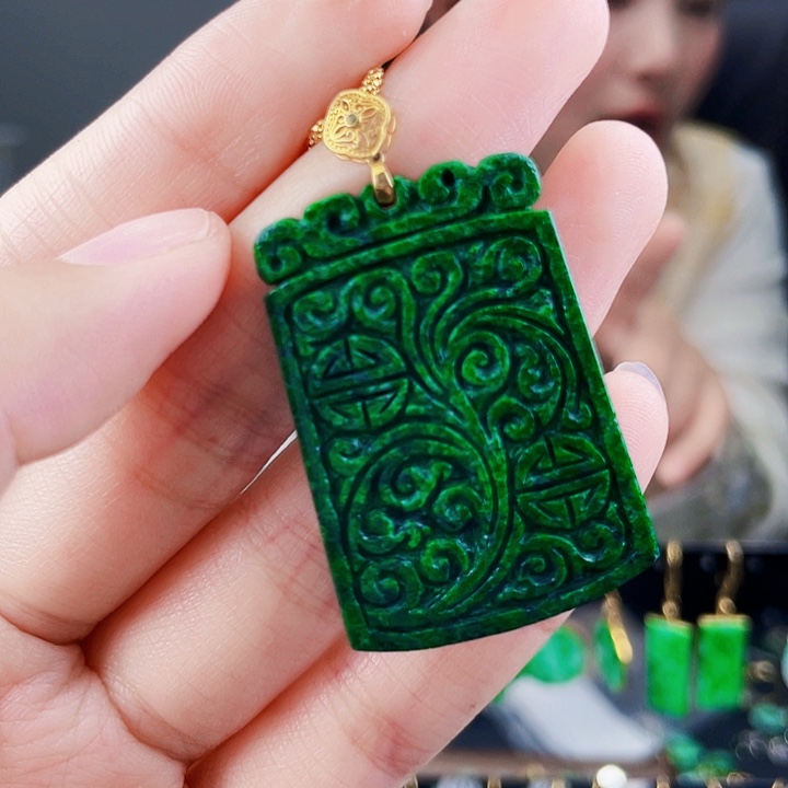 翡翠18K金镶嵌颈饰饰品