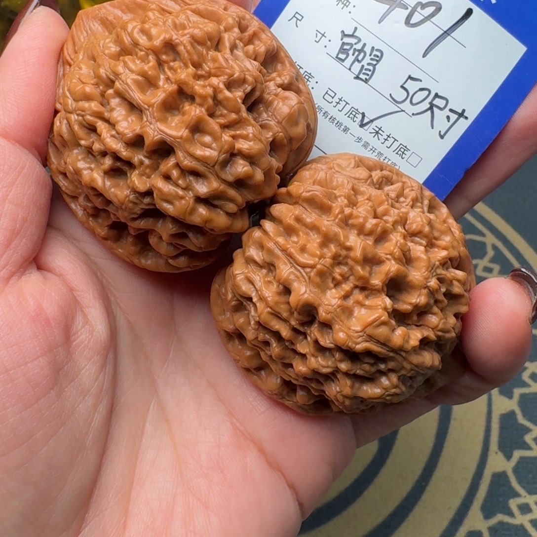 文玩核桃吊坠文玩和他们