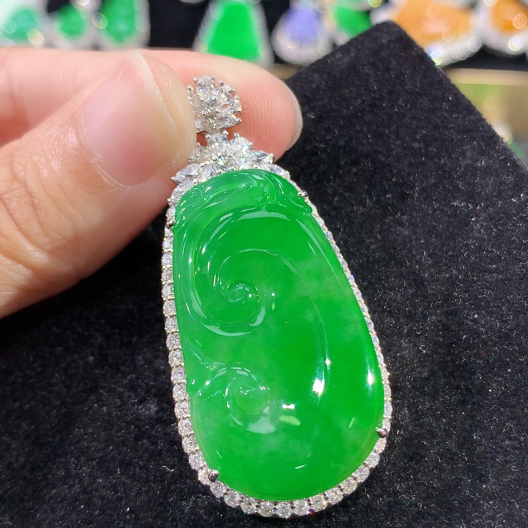 翡翠18K金镶嵌颈饰