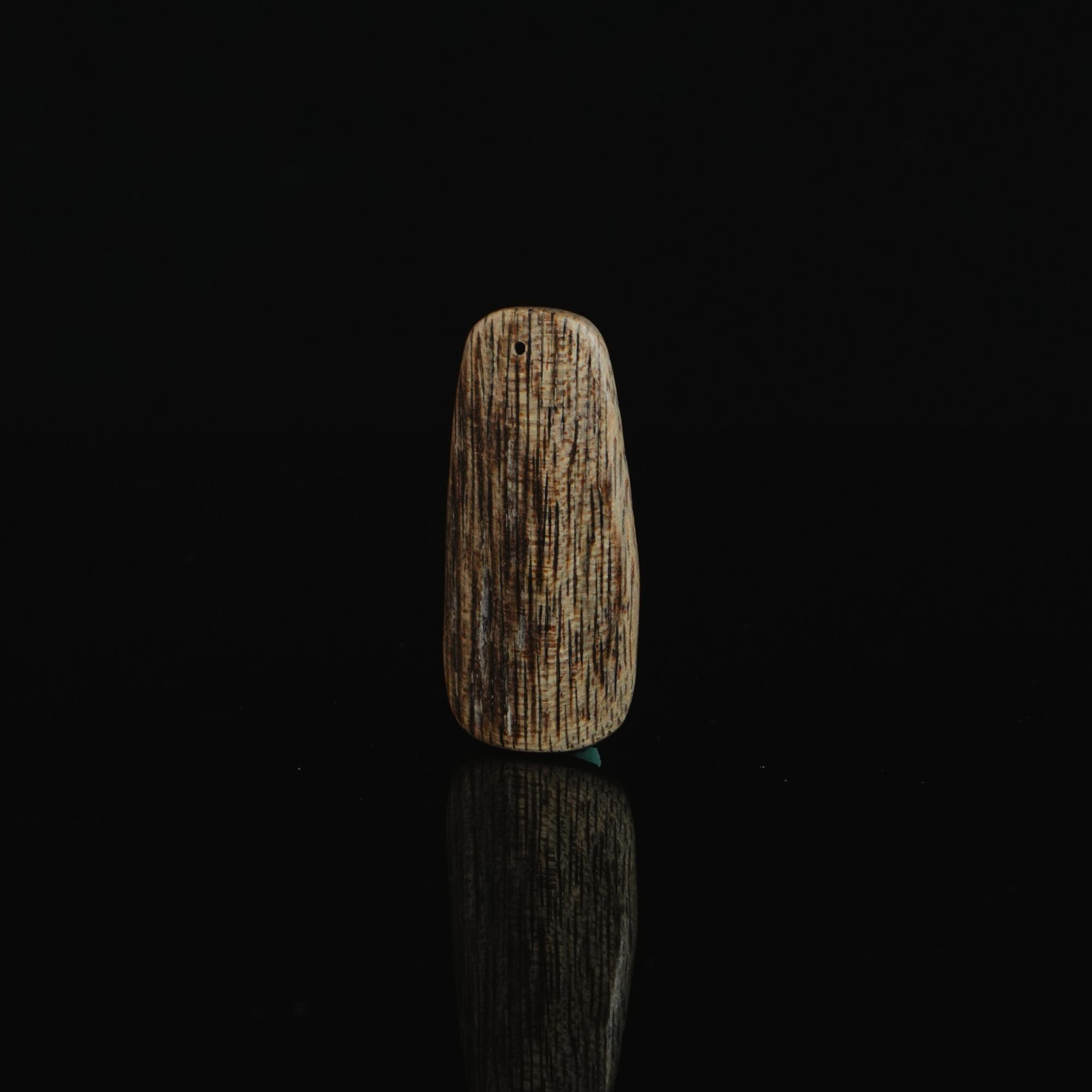 DY-C1299 斯里兰卡土沉沉水吊坠 4.1x1.9x0.5cm 3.2g